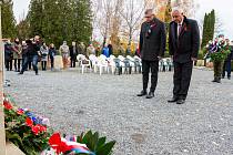 Představitelé Olomouckého kraje uctili válečné veterány. Na snímku vpravo hejtman Josef Suchánek, vlevo jeho první náměstek Ivo Slavotínek.