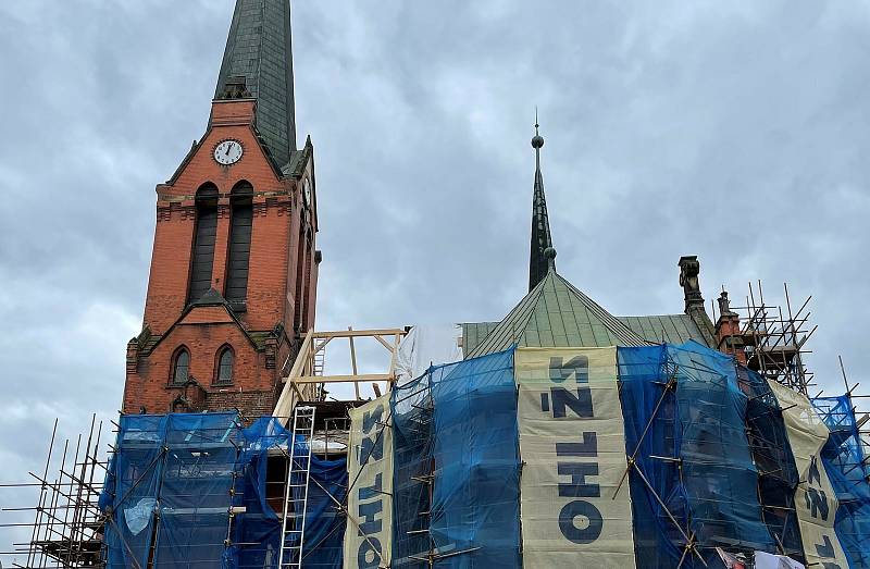 Rekonstrukce Červeného kostela, 24. května 2021
