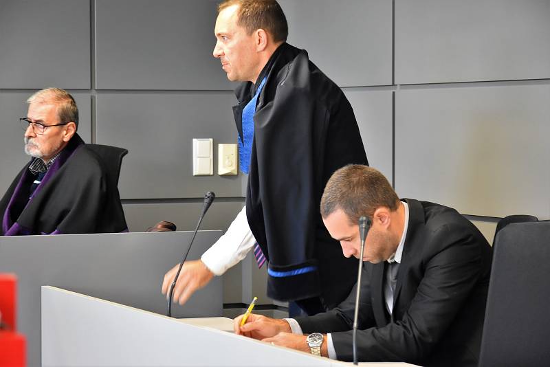 Obžalovaný Tomáš Pantlík (vpravo) se svým obhájcem u Krajského soudu v Olomouci, 15. 10. 2019