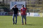 Fotbalisté béčka Holice prohráli utkání s Lutínem (v modrém) 0:1Jiří Derco, trenér HFK B (vpravo)