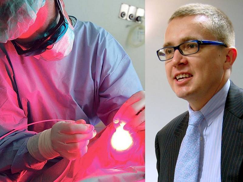 Docent Roman Šmucler provedl v olomoucké fakultní nemocnici v ČR zatím výjimečnou operaci nádoru hrtanu pomocí šetrné "fotometody"