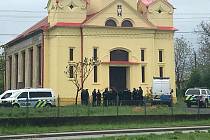 Policie zasahovala v okolí husitského kostela v Chudobíně. Na tamní faře našli mrtvého mladého muže