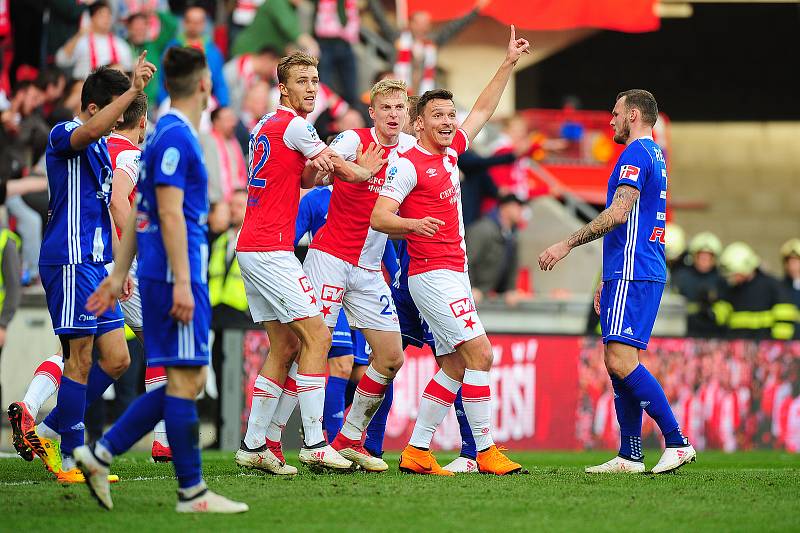 Fotbalové utkání HET ligy mezi celky SK Slavia Praha a SK Sigma Olomouc 11. března v Praze. S gestem radující se z branky Stanislav Tecl.