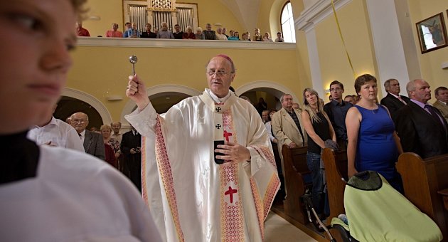 Kostel svatého Jana Křtitele v Luké na Olomoucku zažil v sobotu velkou událost. Dopoledne ho znovuposvětil arcibiskup olomoucký Jan Graubner. Slavnostní liturgie se účastnil plný kostel.  Po slavnosti následovalo před obnoveným kostelem vysazení tří lip