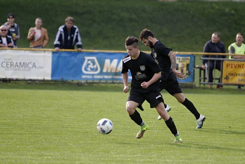 Fotbalisté Nových Sadů (ve žlutém) remizovali se Šumperkem 3:3.