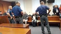 Vrchní soud projednával v úterý odvolání trojice expolicistů, kteří měli v roce 2006 provést na Brněnsku loupež, při níž si přišli na více než 70 milionů korun. Jaroslav Havlík (vlevo) a Roman Dolíhal (vpravo) na lavici obžalovaných. 