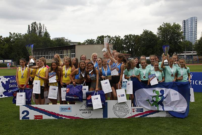 Stupně vítězů starších žákyň. Triumfovaly dívky ze ZŠ Jeseniova Praha