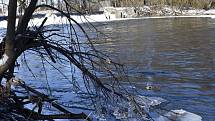 Hučící voda a ledové krápníky na jezu Nové Mlýny na řece Moravě.