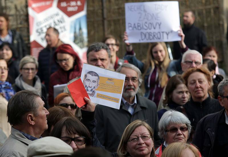 Protestní akce Proč? Proto! na olomouckém Žerotínově náměstí