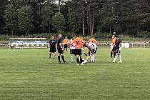 Fotbalisté Mohelnice (v bílém) padli ve Šternberku 0:2.