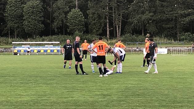 Fotbalisté Mohelnice (v bílém) padli ve Šternberku 0:2.