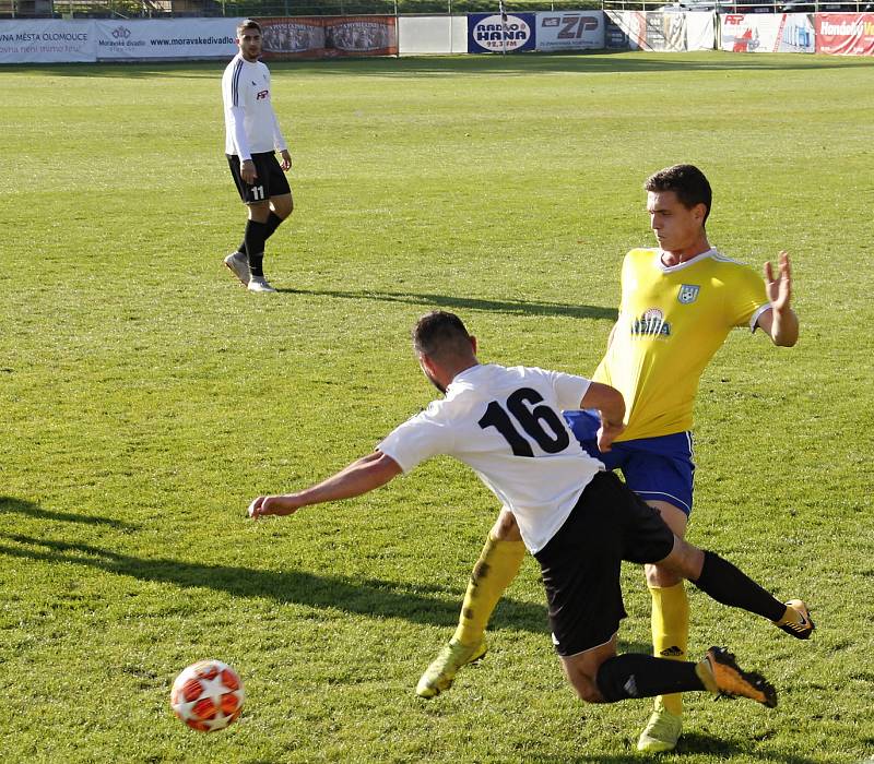 Fotbalisté Holice (v bílém) porazili Šumperk 2:1.