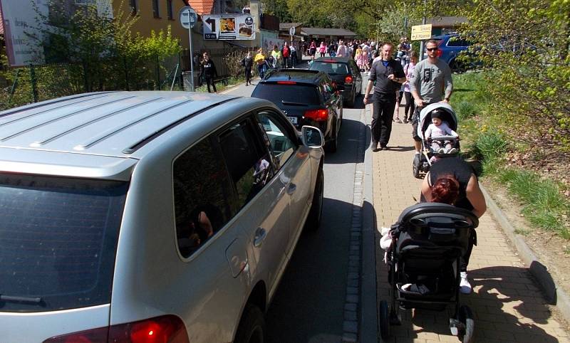 Fronta aut před parkovištěm u olomoucké zoo na Sv. Kopečku, 9. května 2021