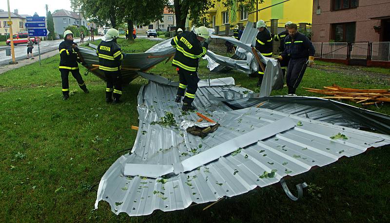 Bohuslavice - vichr strhl střechu paneláku a voda vyplavila  byty. Následky bouřky 1.7.2019