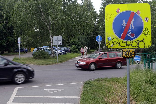 Křížení cyklostezky na Poděbrady a silnice v Hejčíně
