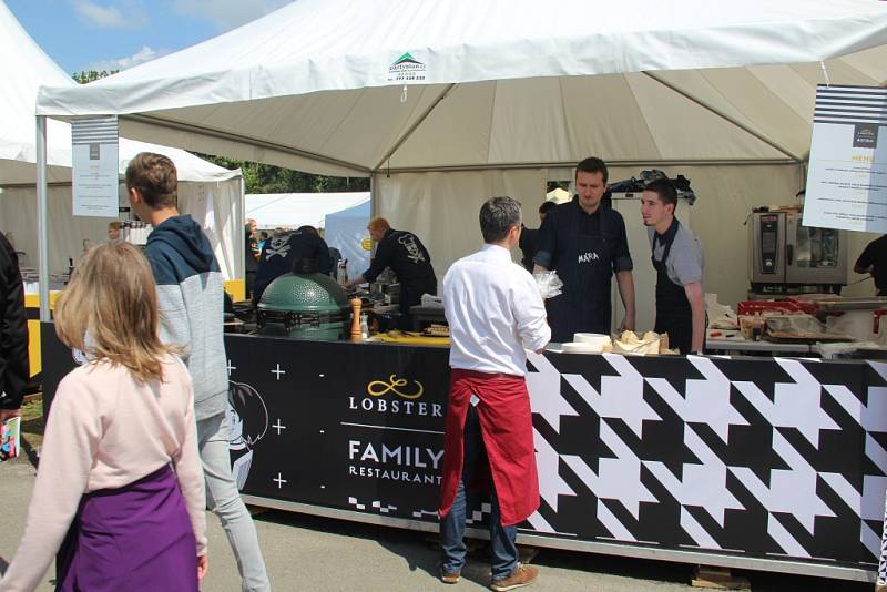 Stovky lidí zaplnily v sobotu Smetanovy sady Výstaviště Flora Olomouc. Přilákal je tam už druhý ročník dobrého jídla a pití Garden Food Festival.