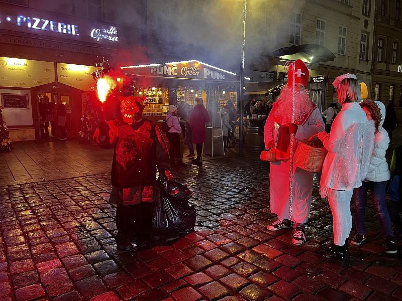 V centru Olomouce v pondělí nadělovali Mikuláši s družinou, přilétli i děsiví Krampusáci, 5. prosince 2022