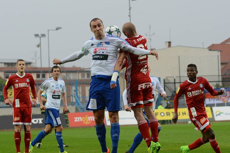 Olomoučtí fotbalisté (v červeném) porazili Znojmo 4:1 a slavili postup do první ligy