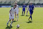 Fotbalisté béčka Holice prohráli utkání s Lutínem (v modrém) 0:1