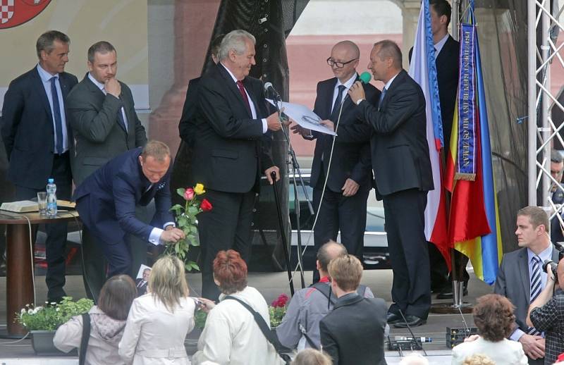 Prezident Zeman na Masarykově náměstí v Hranicích
