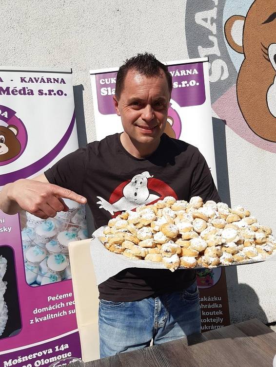 Rekord Maxijedlíka Jaroslava Němce v pojídání svatebních koláčů