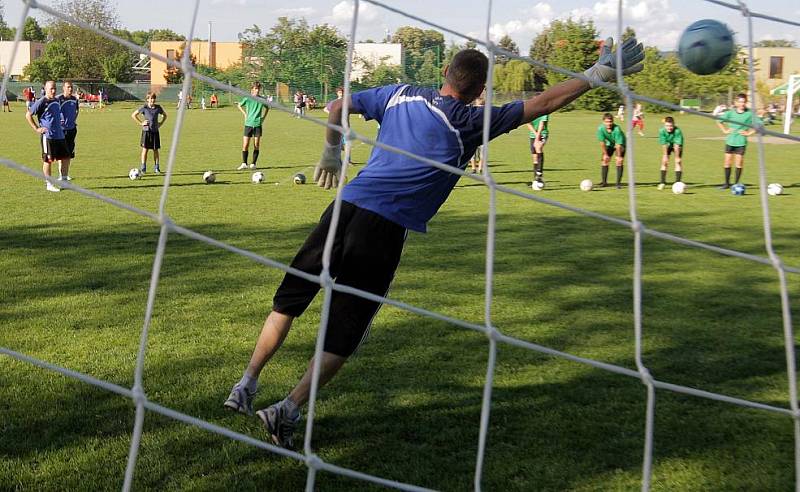 Prvoligová Sigma trénovala s malými fotbalisty ve Chválkovicích