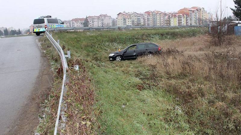 Havárie na kluzké silnici v Rybářské ulici v Olomouci