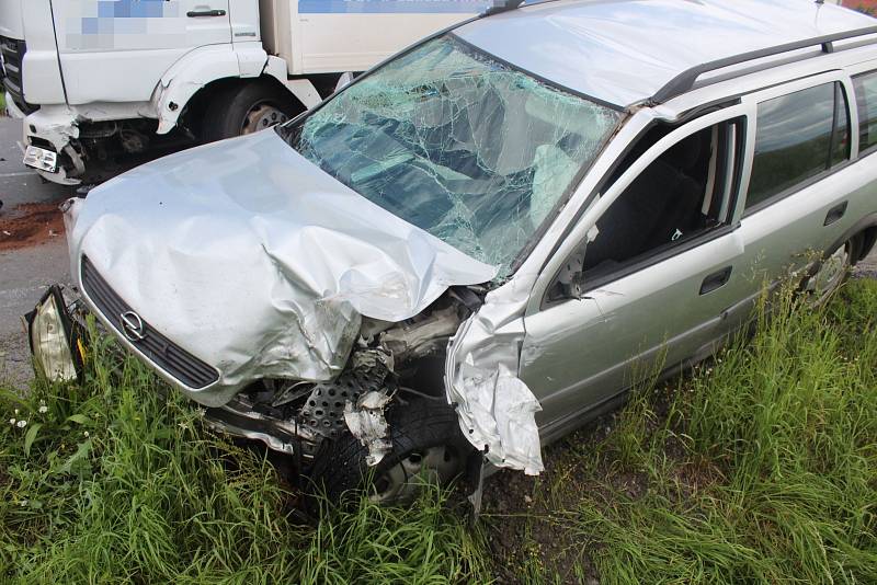 Nehoda osobního auta s náklaďákem v Brníčku