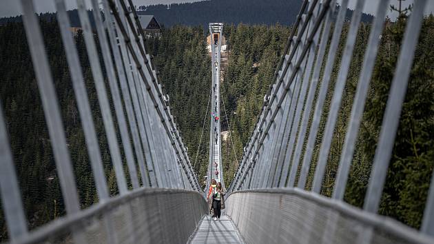 Nejdelší visutý most pro pěší na světě Sky Bridge 721, 9. května 2022, Dolní Morava. Ve výšce 95 metrů překonává údolí Mlýnského potoka z horského hřebene Slamník na hřeben Chlum.