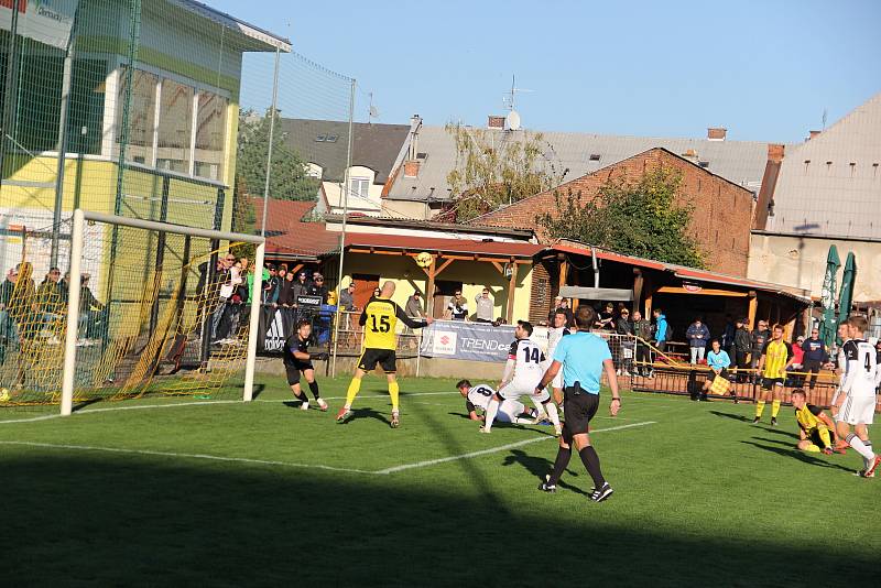 Nové Sady (ve žlutém) prohráli v olomouckém divizním derby s 1. HFK Olomouc doma 3:4.