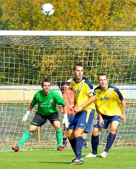 Fotbalisté Uničova (v modrobílém) proti Břeclavi