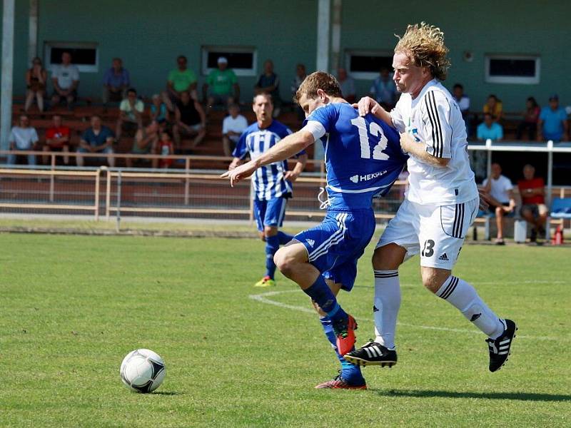 Fotbalisté Uničova (v modrém) proti Prostějovu