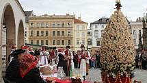 Hanácká svatba na Horním náměstí v Olomouci v podání členů folklorních souborů Klas z Kralic na Hané, Hané a Mladé Hané z Velké Bystřice a také z Hanáckého mužského sboru Rovina.