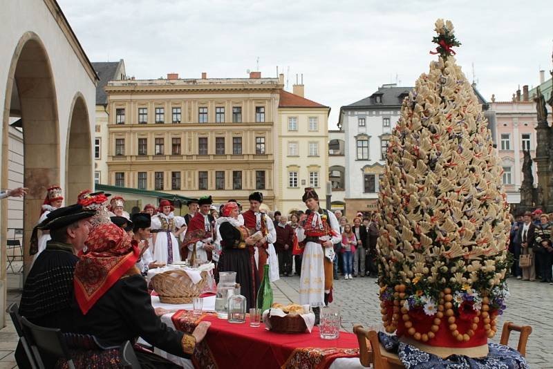 Hanácká svatba na Horním náměstí v Olomouci v podání členů folklorních souborů Klas z Kralic na Hané, Hané a Mladé Hané z Velké Bystřice a také z Hanáckého mužského sboru Rovina.