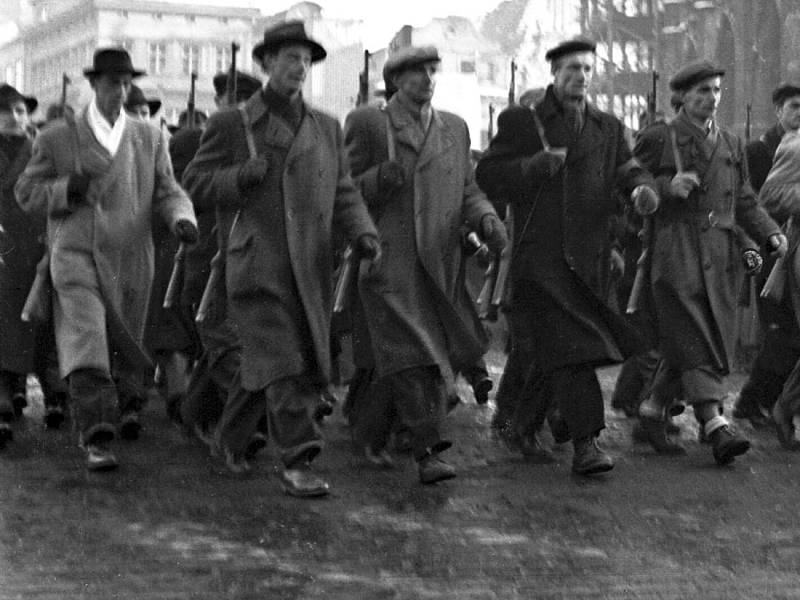 Pochodující Dělnické milice - bojové, ozbrojené jednotky KSČ - v únoru 1948
