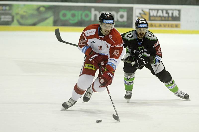 Olomoučtí hokejisté (v bílém) podlehli Mladé Boleslavi 2:4. Miroslav Holec (vepředu) a Tomáš Hyka.