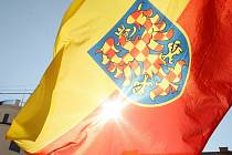Jedna z variant vlajky Moravy, se žluto-červenou bikolórou. Ilustrační foto.