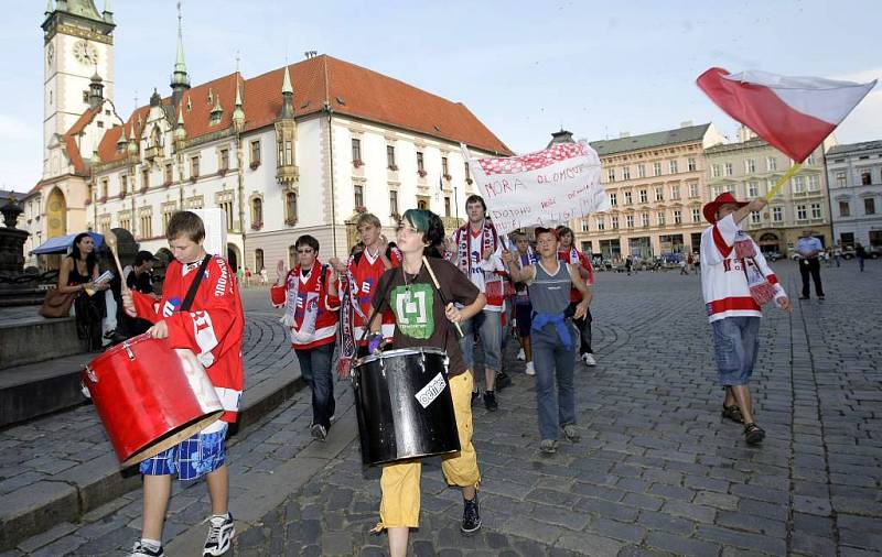 Fanoušci Mory v průvodu před prvním zápase.