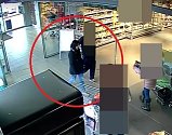 Neznámá žena, která měla v Olomouci platit ukradenou platební kartou