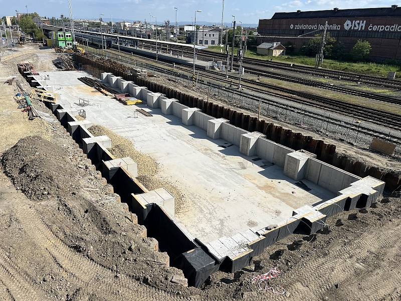 Novou halu pro tramvaje budují stavbaři nedaleko hlavního vlakového nádraží v Olomouci, 15. května 2022.