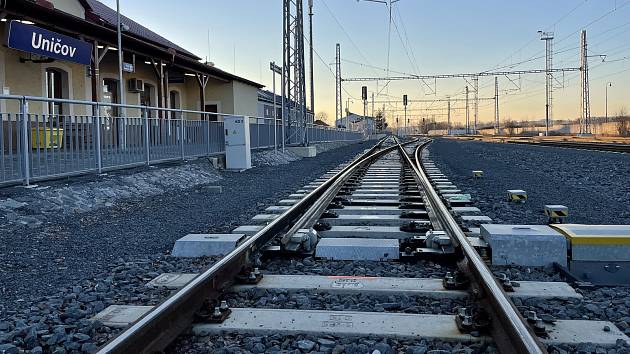 Elektrifikovaná železniční trať Olomouc - Uničov - Šumperk. Nádraží v Uničově v únoru 2022. Ilustrační snímek