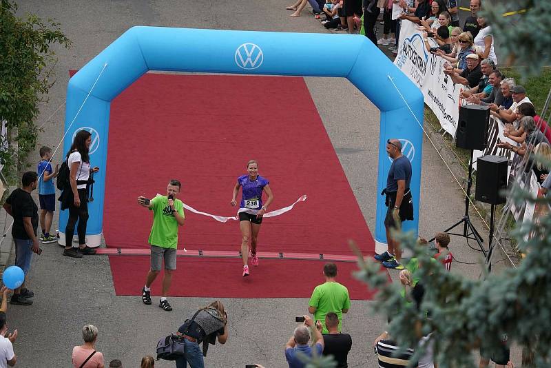 1. ročník běžeckého závodu Dubanský desítka se vydařil. Zúčastnily se stovky běžců v rozličných kategoriích.