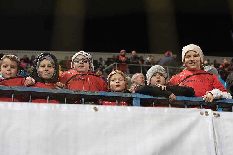 Fanoušci na Andrově stadionu při zápase české reprezentace proti Faerským ostrovům