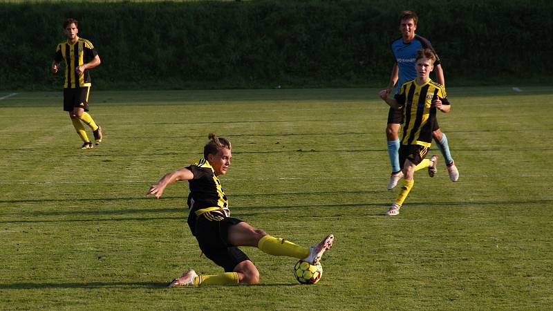 Fotbalisté Nových Sadů (ve žluto-černém) podlehli doma Skašticím 1:4.