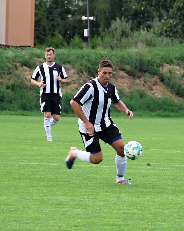 Hodolany (v černobílém) porazily Újezd 5:0.