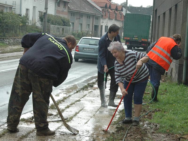 Úklid po průtrži.