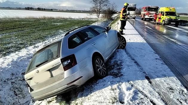 Nehoda osobního auta u Týnečka, 28. března 2023