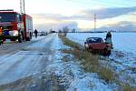 Srážka dvou aut na kluzké silnici u Loučky na Přerovsku