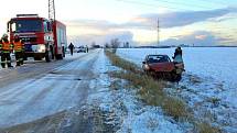 Srážka dvou aut na kluzké silnici u Loučky na Přerovsku