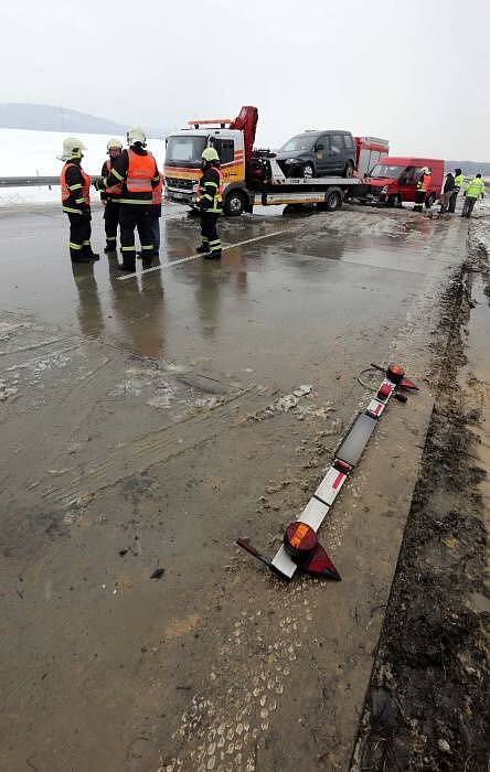 Odklízení následků hromadné nehody na D1 u Hranic. 3. dubna 2013